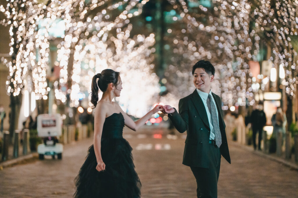 丸の内仲通りのイルミネーショントンネルを歩くカップルのウェディングフォト