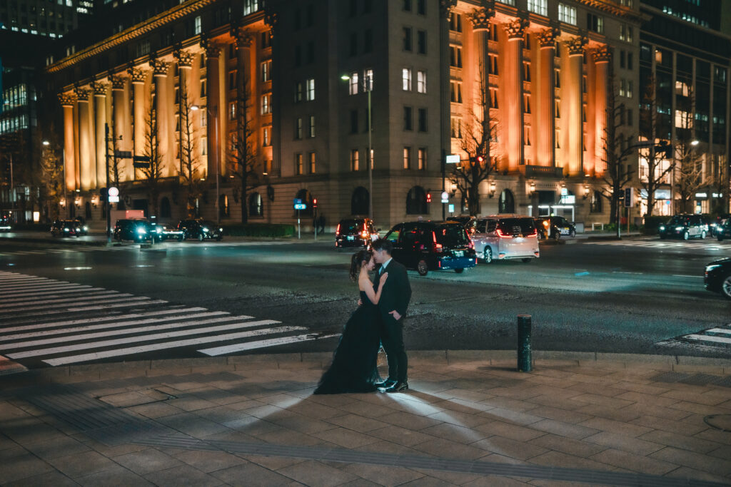 城ヶ島公園の岩場で見つめ合うカップルのウェディングフォト