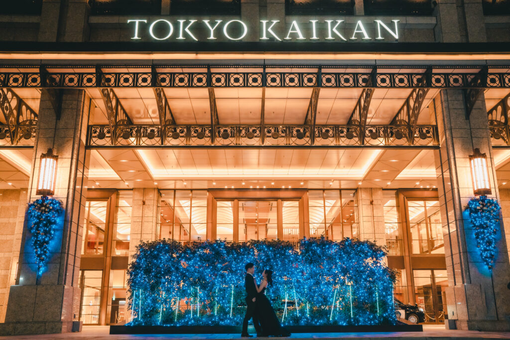 城ヶ島公園の夕暮れに抱き合うカップルのウェディングフォト