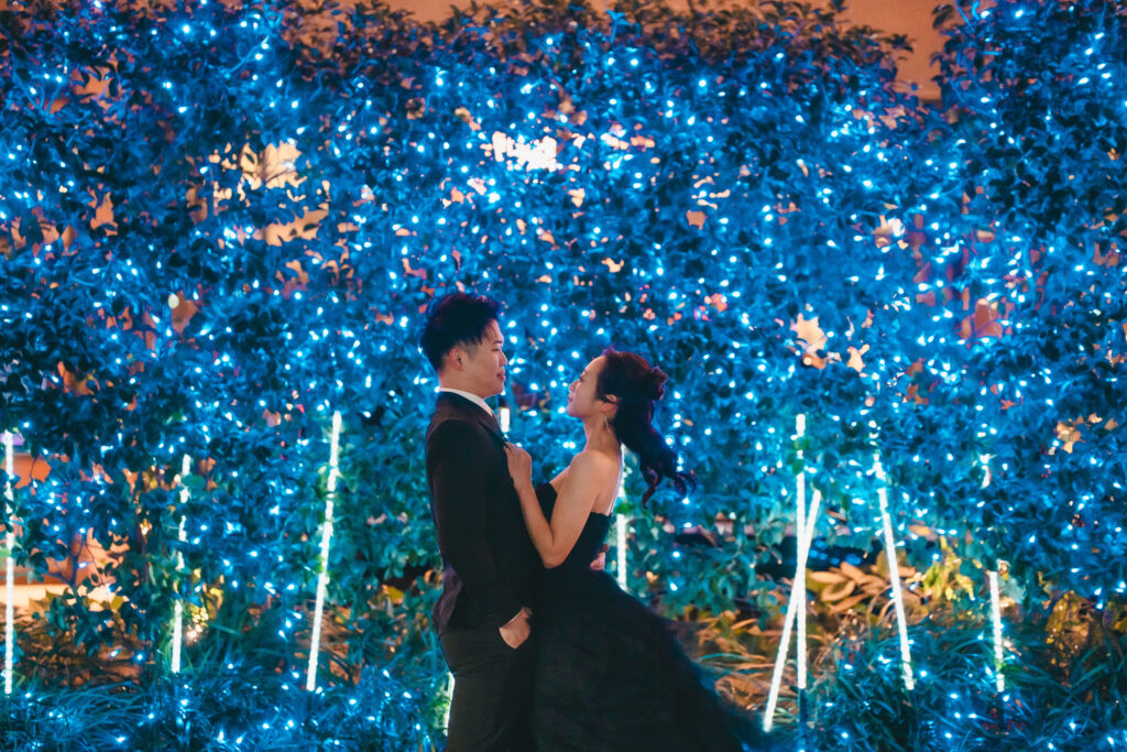 城ヶ島公園での照れながら笑い合うカップルのウェディングフォト