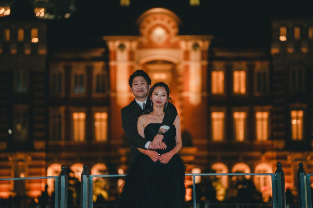 ライトアップされた東京駅を背景にしたウェディングフォト